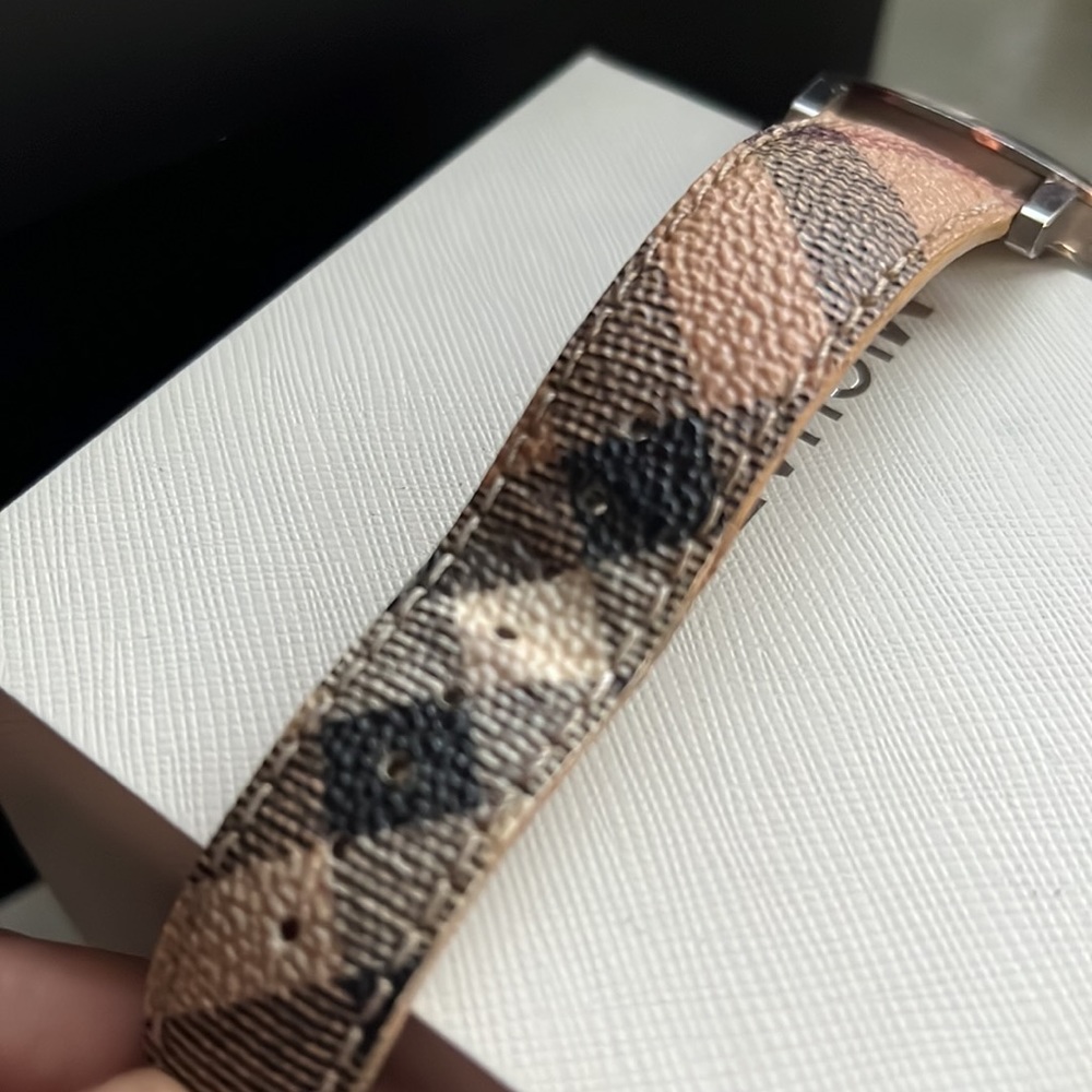 Burberry watch - Picture 2 of 2